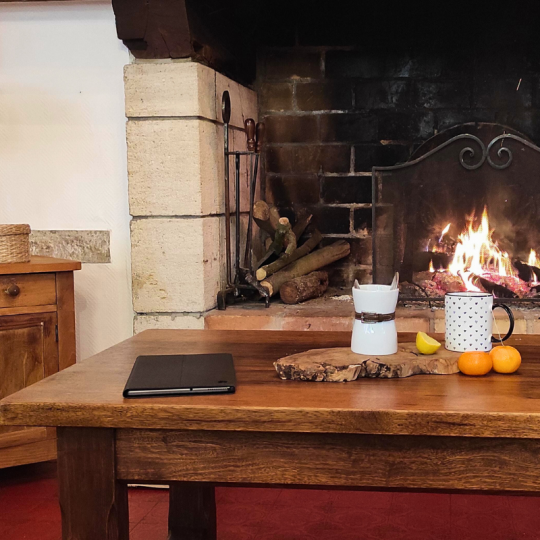 L'Estaminet — La cheminée<br />Une grande cheminée au cœur de l'Estaminet, pour réchauffer les soirées et créer une atmosphère chaleureuse autour du feu. L'Estaminet — La cheminée<br />Une grande cheminée au cœur de l'Estaminet, pour réchauffer les soirées et créer une atmosphère chaleureuse autour du feu.