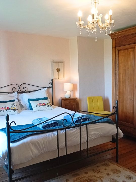 La Chambre du Verger — 18 m² pour 2 personnes, avec un lit queen size et une jolie vue sur le pré et ses vieux pommiers. Une décoration douce ponctuée de coussins aux oiseaux et un magnifique parquet lui donnent une atmosphère chaleureuse. La Chambre du Verger — 18 m² pour 2 personnes, avec un lit queen size et une jolie vue sur le pré et ses vieux pommiers. Une décoration douce ponctuée de coussins aux oiseaux et un magnifique parquet lui donnent une atmosphère chaleureuse.
