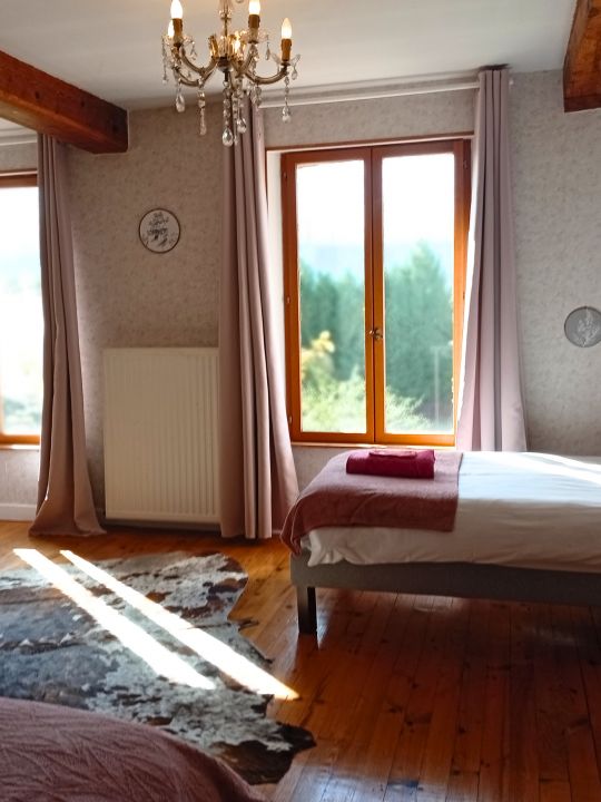 La Chambre de la Peau de Vache — 23 m² pour 3 personnes, avec trois lits simples et une décoration aux accents champêtres : bois, fleurs des prairies, champs de blé et petits animaux de la forêt, dans de douces tonalités rose poudré. Un magnifique parquet souligne le charme de la pièce. La Chambre de la Peau de Vache — 23 m² pour 3 personnes, avec trois lits simples et une décoration aux accents champêtres : bois, fleurs des prairies, champs de blé et petits animaux de la forêt, dans de douces tonalités rose poudré. Un magnifique parquet souligne le charme de la pièce.