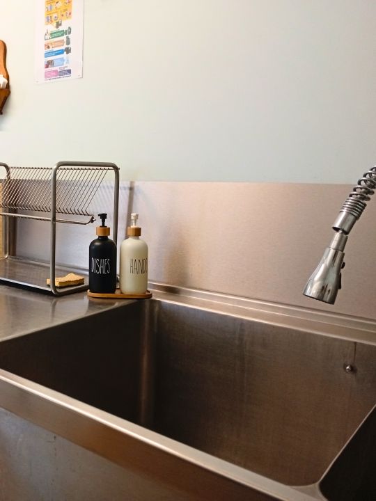 L'Office — 15 m² aux carreaux de ciment, pensé pour faciliter l'organisation des repas et la vie quotidienne : plonge, deux réfrigérateurs, lave-vaisselle, lave-linge, plan de travail, cafetière, grille-pain et rangements. Un WC indépendant complète les équipements du rez-de-chaussée.<br />Une plonge manuelle avec un grand évier, particulièrement pratique pour laver les grandes casseroles, plats et gamelles qui accompagnent les repas en groupe. L'Office — 15 m² aux carreaux de ciment, pensé pour faciliter l'organisation des repas et la vie quotidienne : plonge, deux réfrigérateurs, lave-vaisselle, lave-linge, plan de travail, cafetière, grille-pain et rangements. Un WC indépendant complète les équipements du rez-de-chaussée.<br />Une plonge manuelle avec un grand évier, particulièrement pratique pour laver les grandes casseroles, plats et gamelles qui accompagnent les repas en groupe.