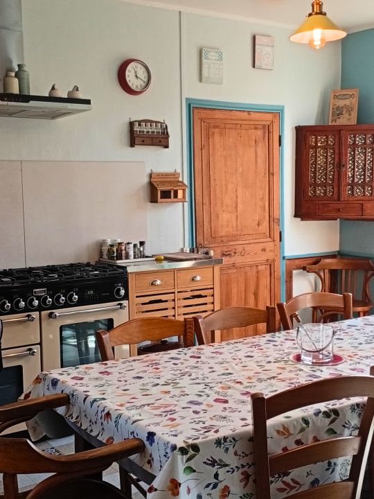 La Cuisine du Moulin — 27 m² au charme des cuisines d'autrefois, avec ses carreaux de ciment et sa grande cuisinière Falcon 6 feux, équipée de deux fours et d'un grill. Un espace généreux et chaleureux, pensé pour préparer les repas et se retrouver autour de la cuisine. La Cuisine du Moulin — 27 m² au charme des cuisines d'autrefois, avec ses carreaux de ciment et sa grande cuisinière Falcon 6 feux, équipée de deux fours et d'un grill. Un espace généreux et chaleureux, pensé pour préparer les repas et se retrouver autour de la cuisine.