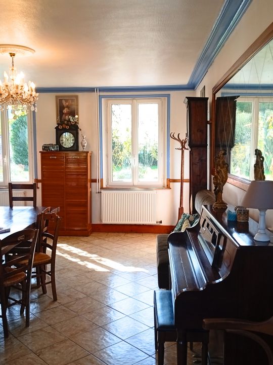 La Table du Moulin — Le piano de notre grand-mère<br /><br />Le piano de notre grand-mère a trouvé sa place au Moulin, près de la cheminée et de la grande table. Un meuble de famille qui accompagne désormais les repas, les conversations et parfois quelques notes improvisées. La Table du Moulin — Le piano de notre grand-mère<br /><br />Le piano de notre grand-mère a trouvé sa place au Moulin, près de la cheminée et de la grande table. Un meuble de famille qui accompagne désormais les repas, les conversations et parfois quelques notes improvisées.