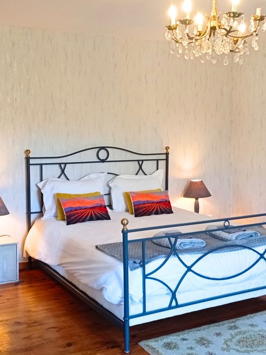 La Chambre au Bord de l'Eau — 22,5 m² pour 2 personnes, avec un lit queen size et une atmosphère paisible au plus près de la rivière. Son magnifique parquet apporte une touche chaleureuse à la pièce. La Chambre au Bord de l'Eau — 22,5 m² pour 2 personnes, avec un lit queen size et une atmosphère paisible au plus près de la rivière. Son magnifique parquet apporte une touche chaleureuse à la pièce.