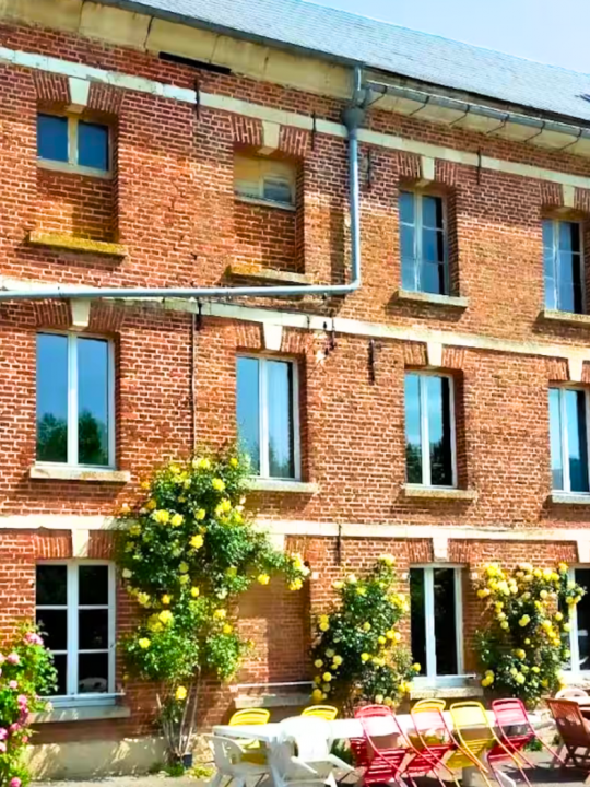 Le Jardin du Moulin — La terrasse et sa grande table<br />Une grande table installée sur la terrasse permet de prendre les repas dehors lorsque les beaux jours arrivent, avec le jardin et le Moulin en toile de fond. Le Jardin du Moulin — La terrasse et sa grande table<br />Une grande table installée sur la terrasse permet de prendre les repas dehors lorsque les beaux jours arrivent, avec le jardin et le Moulin en toile de fond.