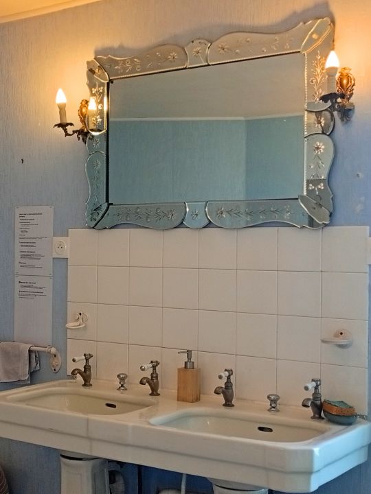 La Salle de Bain Belle Époque — 13 m² avec douche, baignoire, double vasque et de beaux éléments rétro : lavabos sur colonnes, miroir ancien biseauté et détails qui évoquent les salles de bain d'une autre époque. La Salle de Bain Belle Époque — 13 m² avec douche, baignoire, double vasque et de beaux éléments rétro : lavabos sur colonnes, miroir ancien biseauté et détails qui évoquent les salles de bain d'une autre époque.