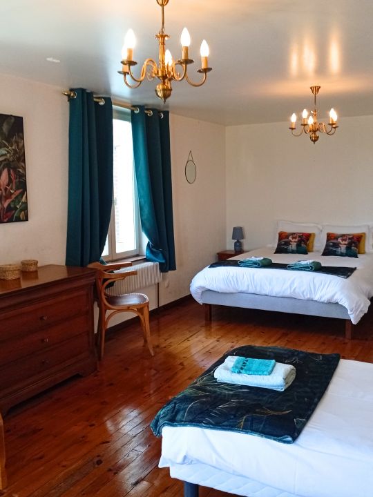 La Chambre du Meunier — 27,5 m² pour 4 personnes, avec un lit queen size et deux lits simples. La grande chambre familiale du Moulin, généreuse et confortable, avec son magnifique parquet. La Chambre du Meunier — 27,5 m² pour 4 personnes, avec un lit queen size et deux lits simples. La grande chambre familiale du Moulin, généreuse et confortable, avec son magnifique parquet.