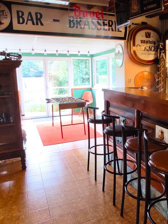 L'Estaminet — 92 m² dédiés à la convivialité autour d'un véritable bar d'époque de près de 5 mètres de long, avec sa verrerie, ses enseignes lumineuses rétro et ses anciennes banquettes. Cheminée, billard, baby-foot et grands lustres complètent cet espace hors du temps. L'Estaminet — 92 m² dédiés à la convivialité autour d'un véritable bar d'époque de près de 5 mètres de long, avec sa verrerie, ses enseignes lumineuses rétro et ses anciennes banquettes. Cheminée, billard, baby-foot et grands lustres complètent cet espace hors du temps.