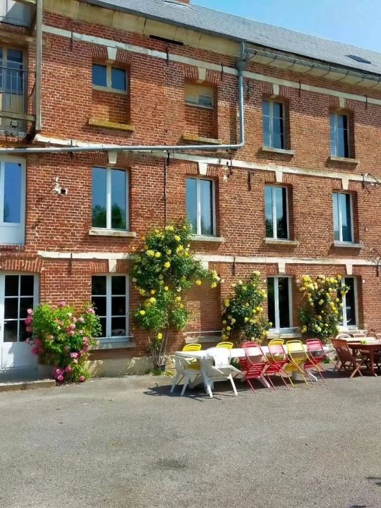Le Jardin du Moulin — un espace extérieur comprenant une partie en herbe, la terrasse devant le gîte, le terrain de pétanque et le parking, pour profiter du Moulin en plein air. Le Jardin du Moulin — un espace extérieur comprenant une partie en herbe, la terrasse devant le gîte, le terrain de pétanque et le parking, pour profiter du Moulin en plein air.