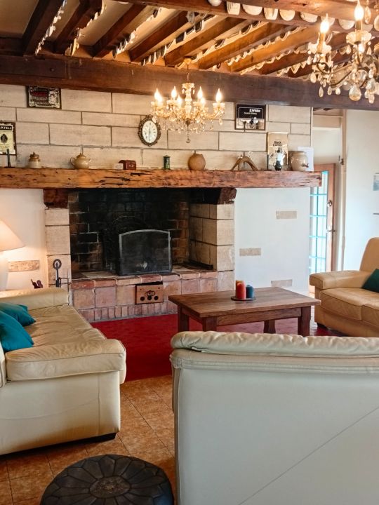 L'Estaminet — Le salon<br />Devant la cheminée, un espace salon convivial pour s'installer, discuter, prendre un verre ou simplement prolonger la soirée. L'Estaminet — Le salon<br />Devant la cheminée, un espace salon convivial pour s'installer, discuter, prendre un verre ou simplement prolonger la soirée.