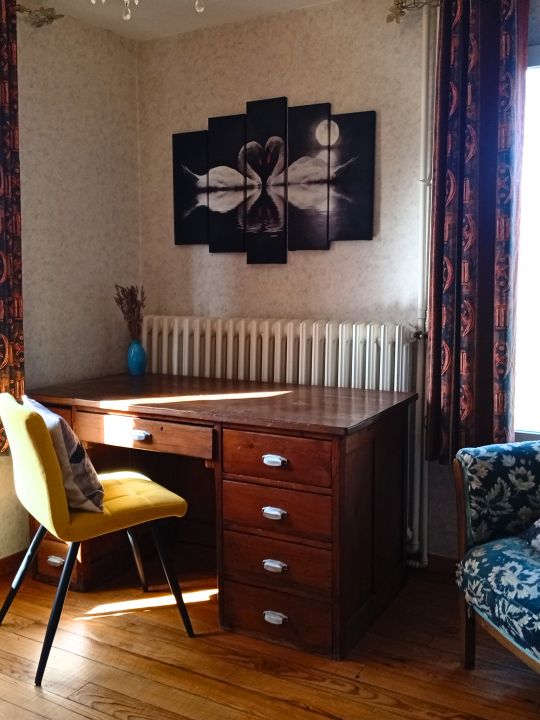 Le Bureau — un espace calme et lumineux installé dans le couloir, avec son magnifique bureau en bois et une vue paisible sur la rivière. Un petit coin à l'écart pour lire, travailler ou simplement profiter du calme. Le Bureau — un espace calme et lumineux installé dans le couloir, avec son magnifique bureau en bois et une vue paisible sur la rivière. Un petit coin à l'écart pour lire, travailler ou simplement profiter du calme.