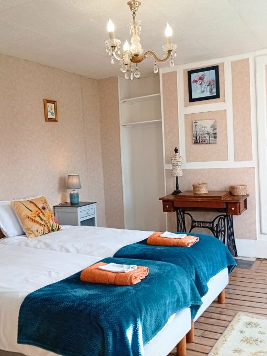 La Chambre de la Couturière — 13 m² pour 2 personnes, avec deux lits simples et une décoration vintage autour d'une véritable machine à coudre Singer d'époque. Un joli parquet complète cette chambre pleine de caractère. La Chambre de la Couturière — 13 m² pour 2 personnes, avec deux lits simples et une décoration vintage autour d'une véritable machine à coudre Singer d'époque. Un joli parquet complète cette chambre pleine de caractère.