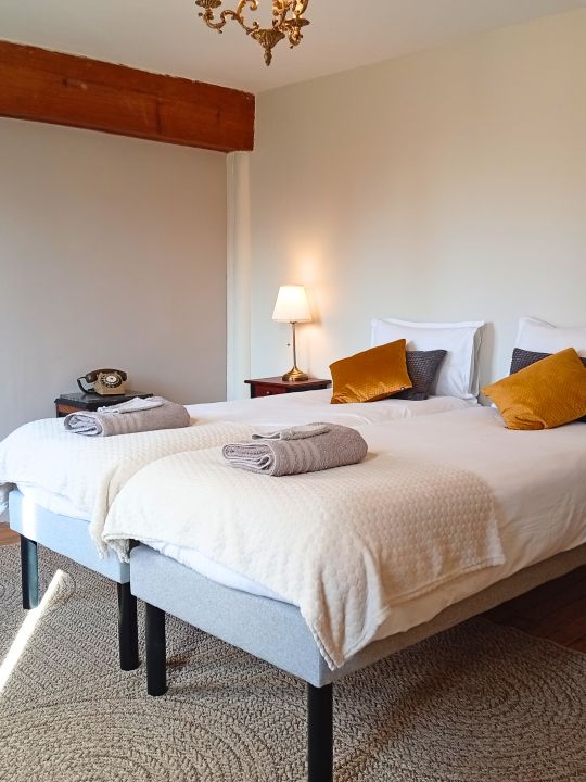 La Chambre de la Cuisinière — 14 m² pour 2 personnes, avec deux lits simples et une décoration lumineuse aux accents rétro, clin d'œil à l'histoire de la maison et à son ancienne cuisinière. La Chambre de la Cuisinière — 14 m² pour 2 personnes, avec deux lits simples et une décoration lumineuse aux accents rétro, clin d'œil à l'histoire de la maison et à son ancienne cuisinière.