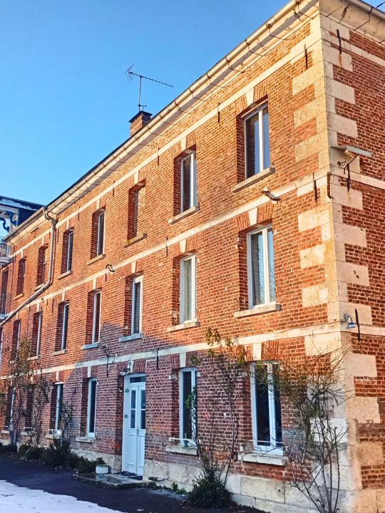 Le Moulin des Prés — Briques et pierres depuis les années 1790<br />Construit dans les années 1790, le Moulin des Prés conserve son caractère d'origine avec sa façade mêlant briques et pierres, témoin de l'histoire du lieu. Le Moulin des Prés — Briques et pierres depuis les années 1790<br />Construit dans les années 1790, le Moulin des Prés conserve son caractère d'origine avec sa façade mêlant briques et pierres, témoin de l'histoire du lieu.
