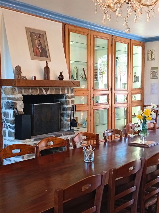 La Table du Moulin — 34,5 m² autour d'une immense table pouvant accueillir jusqu'à 18 personnes. La cheminée, les grandes bibliothèques et le piano en font le cœur convivial du Moulin, aussi agréable pour les repas partagés que pour les réunions. La Table du Moulin — 34,5 m² autour d'une immense table pouvant accueillir jusqu'à 18 personnes. La cheminée, les grandes bibliothèques et le piano en font le cœur convivial du Moulin, aussi agréable pour les repas partagés que pour les réunions.