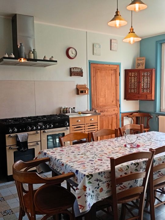 La Cuisine du Moulin — La cuisinière Falcon<br /><br />Une grande cuisinière Falcon avec 6 feux, 2 fours et 1 grill, pour cuisiner les repas du groupe ou simplement réchauffer les plats. De quoi préparer aussi bien les grandes tablées que les petits repas. La Cuisine du Moulin — La cuisinière Falcon<br /><br />Une grande cuisinière Falcon avec 6 feux, 2 fours et 1 grill, pour cuisiner les repas du groupe ou simplement réchauffer les plats. De quoi préparer aussi bien les grandes tablées que les petits repas.